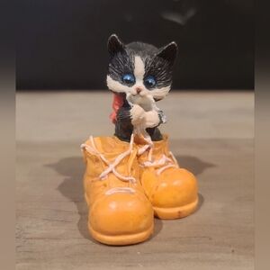 Kitty Cat in Shoes Boots Playing with Shoe Strings Figurine *Read Details